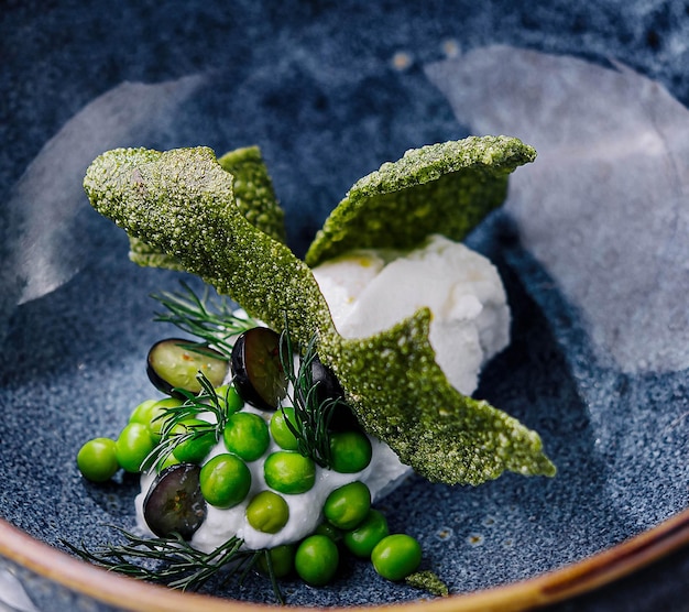 cremige Spinat-Suppe mit Erbsen von oben