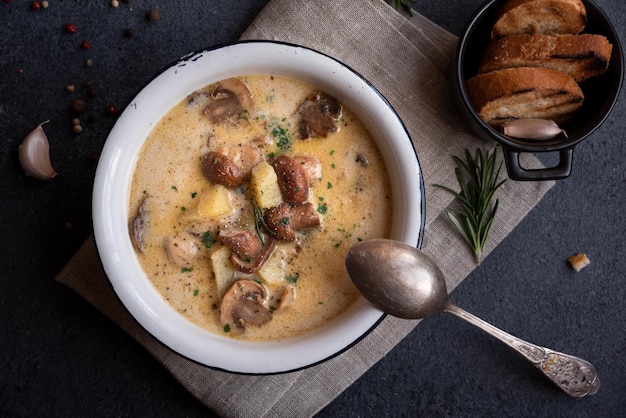 Foto cremige steinpilzsuppe in einer rustikalen schüssel