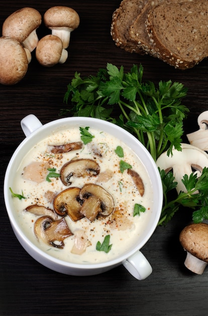 Cremige Suppe pürierte Champignons und Hähnchenscheiben