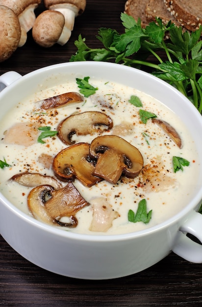 Cremige Suppe pürierte Champignons und Hähnchenscheiben