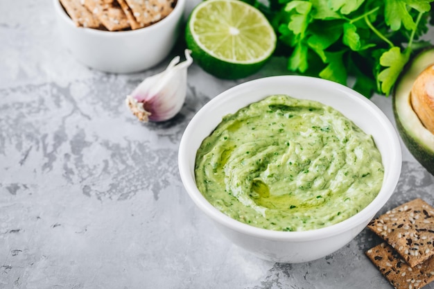 Cremiger Avocado-Dip mit Koriander und Limette