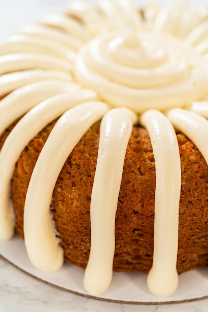 Cremiger Genuss-Karotten-Gugelhupf mit Frischkäse-Frosting