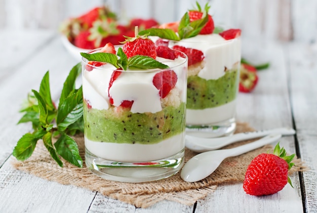 Cremiger Nachtisch mit Erdbeeren und Kiwi