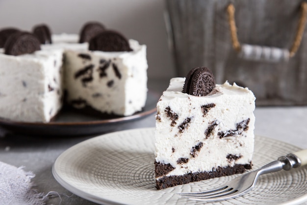 Cremiger No Bake-Käsekuchen mit Schokoladenplätzchen. oreo Kekskuchen /