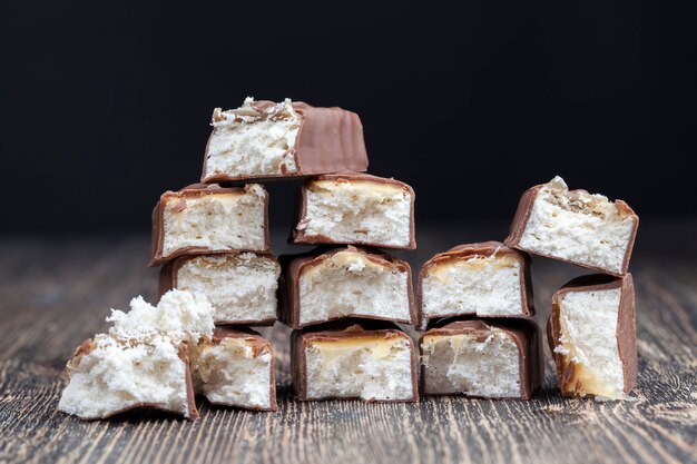 Cremiger Nougat umhüllt von Milchschokolade, eine Tafel Schokolade aus Kakao und weichem Nougat mit Karamell