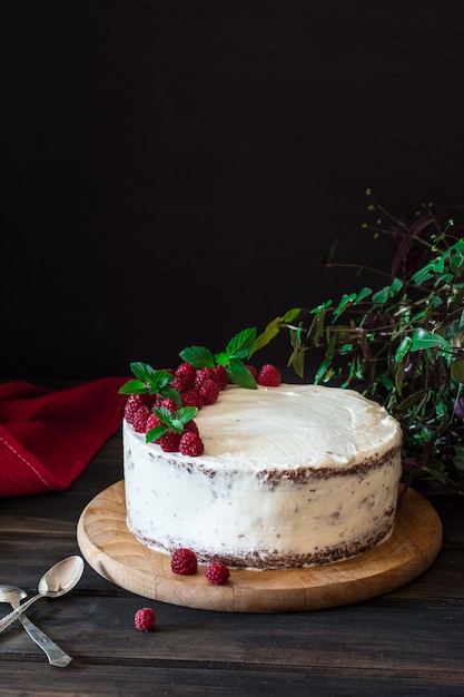 cremiger Obstkuchen. Himbeerkuchen mit Schokolade. Schokoladenkuchen. Käsekuchen. Schwarzer Wald