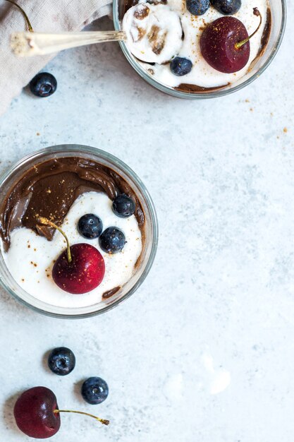 Cremiger Schokoladenjoghurt mit Fruchtkirsche