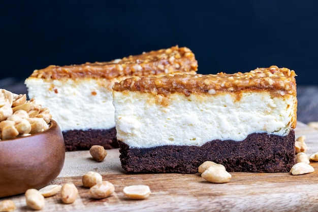 Cremiger Schokoladenkuchen mit Karamell und gerösteten Erdnüssen