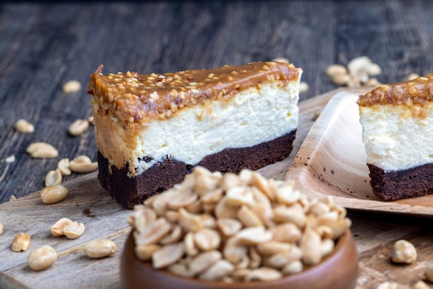 Cremiger Schokoladenkuchen mit Karamell und gerösteten Erdnüssen