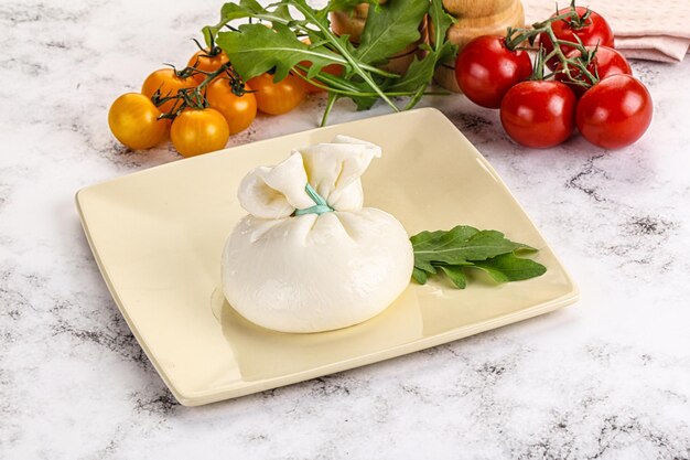 Cremiger traditioneller italienischer Burrata-Käse