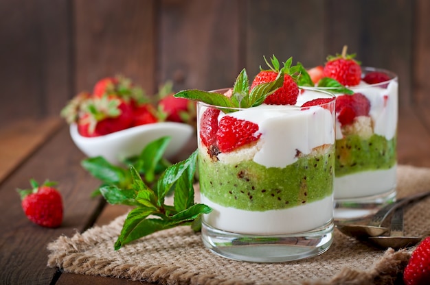 Cremiges Dessert mit Erdbeeren und Kiwi