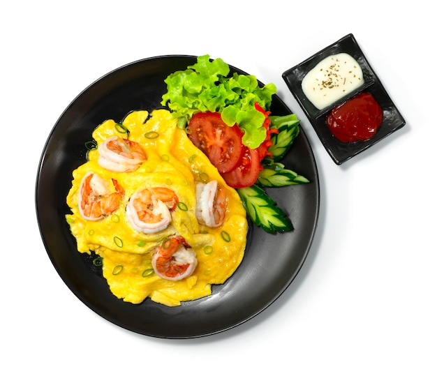 Cremiges Omelett mit Garnelen auf Reis Rezept serviert Tomatensauce und Mayonnaise dekorieren geschnitzte Gemüse Draufsicht