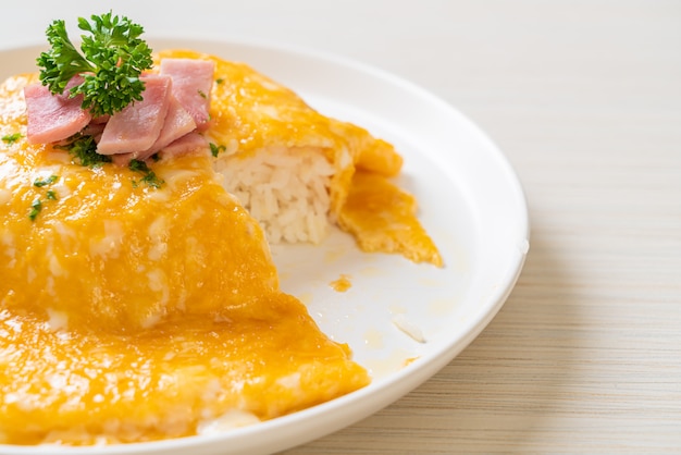 Cremiges Omelett mit Schinken auf Reis