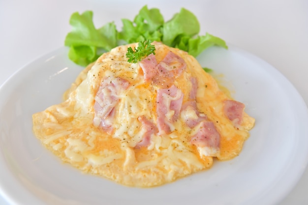 Cremiges Omelett mit Speck auf Reis