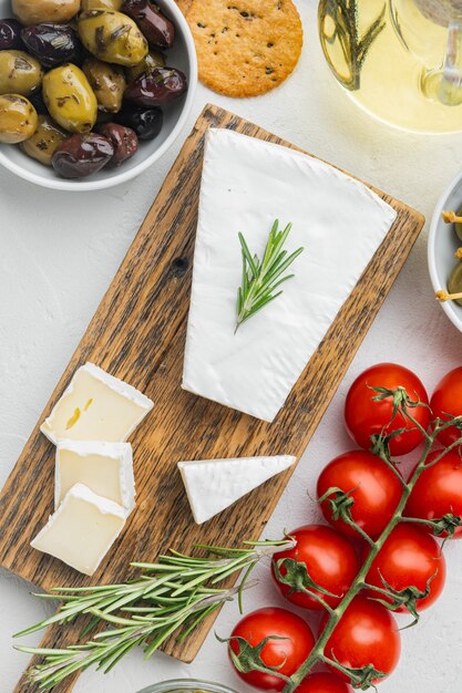 Cremiges Weichkäseset des Brie-Bauernhauses, auf weißem Hintergrund, Draufsicht