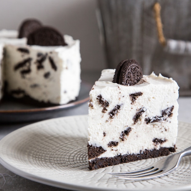 Foto cremoso não assar bolo de queijo com cookies de chocolate.