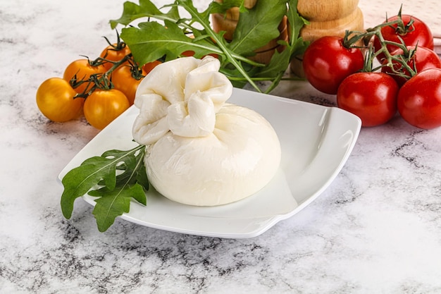 Cremoso queso burrata tradicional italiano