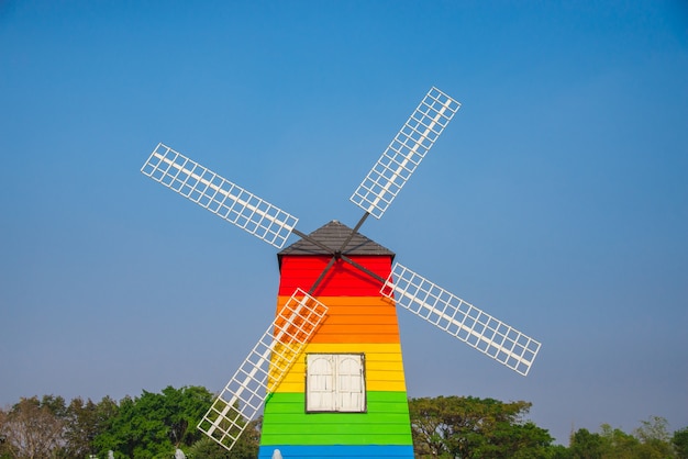 Foto se creó una casa con una turbina holandesa en tailandia