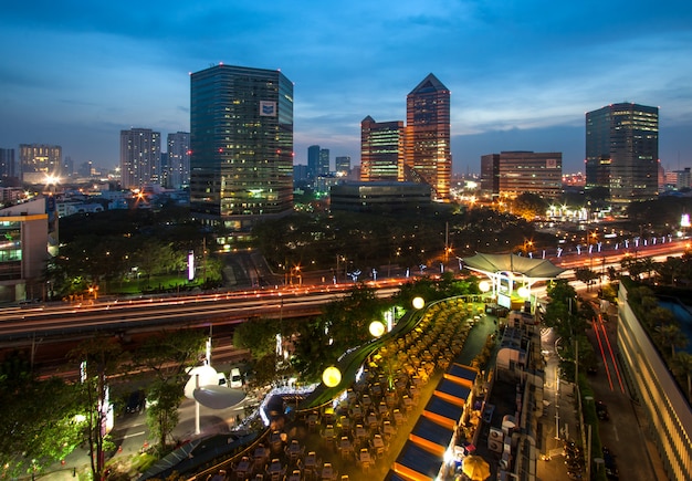 CREPÚSCULO Área de Ratchadapisek de Bangkok.