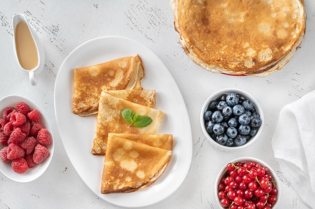 Crepas con frambuesas frescas, arándanos y grosella roja