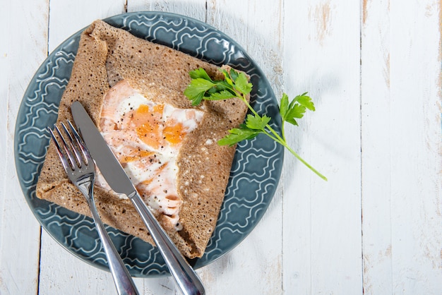 Crepe bretón con huevo en plato azul