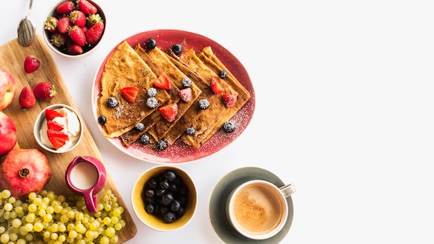 Foto crepe com café da manhã saudável e café sobre fundo branco