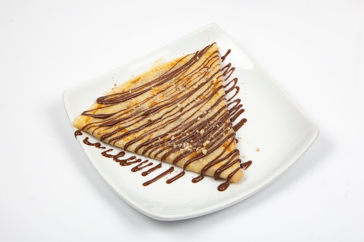 Foto crepe com chocolate e amêndoas em chapa branca
