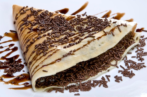 Crepe de chocolate com chocolate granulado isolado na chapa branca