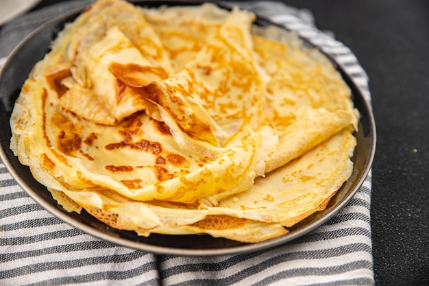 Crepe-Pancake süßes Frühstück oder Dessert leckeres Essen Frisches köstliches Gourmet-Essen Hintergrund auf dem Tisch rustikales Essen Top-View Kopierraum Top-Vision