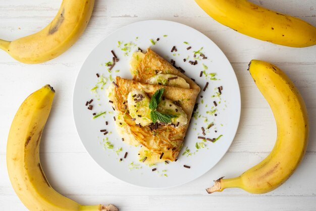 Crepe recheado com pedaços de banana marinados em suco de limão