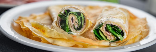 Foto crepe schmackhafte pfannkuchen schinken und salat frisches essen leckeres essen kochen vorspeise mahlzeit essen snack