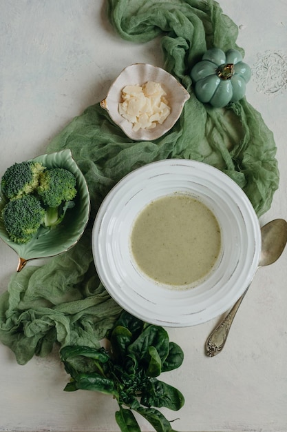 Crêpe-Suppe mit grünem Gemüse, Brokkoli, Blumenkohl, Knoblauch, gesundes Mittagessen