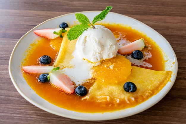 crepe suzette con helado de vainilla