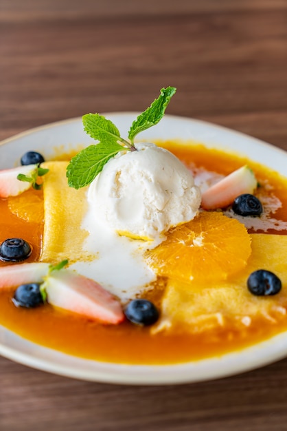 Crêpe Suzette mit Vanilleeis