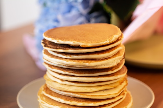 Crepes americanos frescos en un plato blanco. Panqueque casero