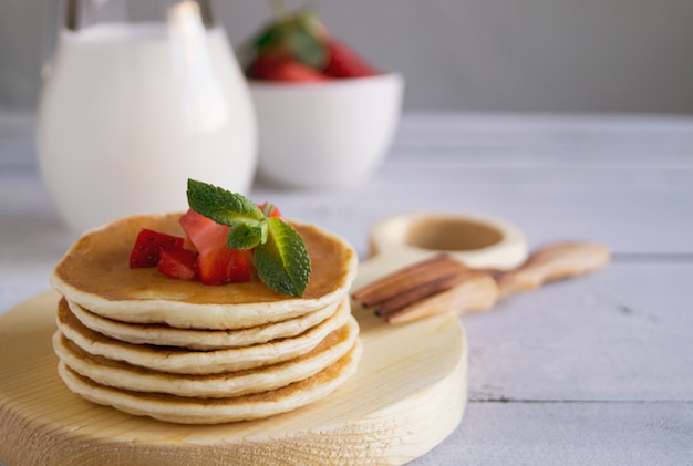 Crepes con las bayas en un fondo blanco.