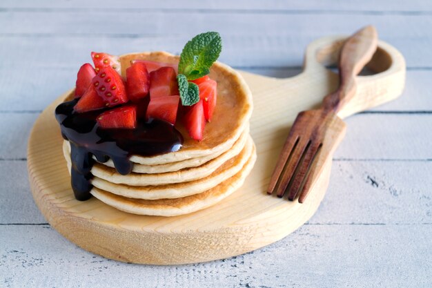 Crepes con las bayas en un fondo ligero.