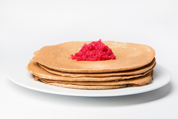 Crepes blinis con caviar rojo típicos del carnaval ruso