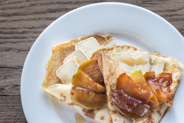 Crepes con brie y rodajas de manzana caramelizadas