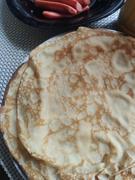 Crepes caseros finos grandes con leche en un plato