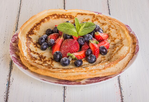 Crepes caseros con frutas y bayas