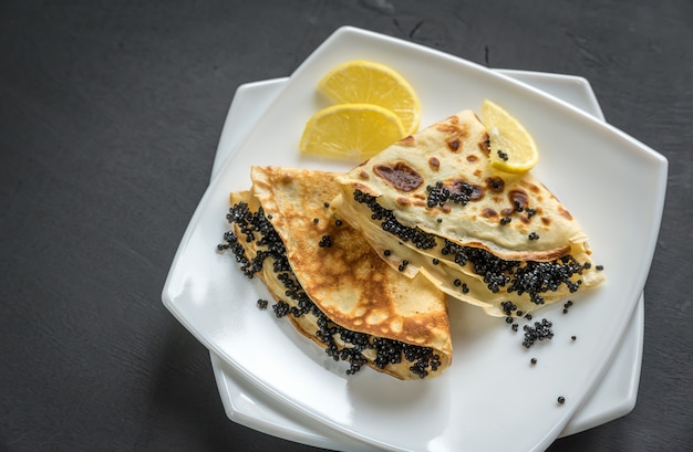 Crepes con caviar negro