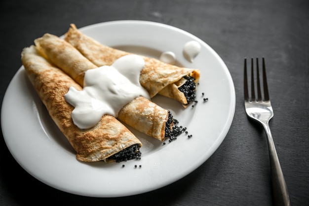 Crepes con caviar negro