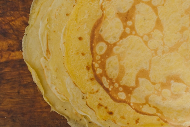 Crepes de cerca. Panqueques sobre fondo de madera. Una pila de panqueques en un soporte de madera.