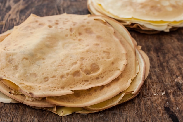 Crepes de cerca. Panqueques sobre fondo de madera. Una pila de panqueques en un soporte de madera.