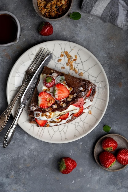 Crepes de chocolate con crema de queso y fresas