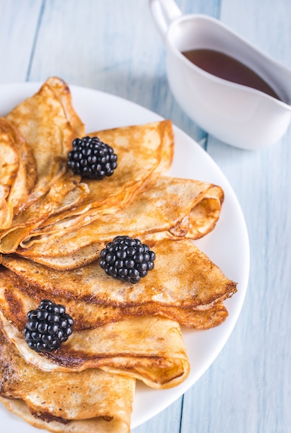 Crepes com amoras na mesa de madeira