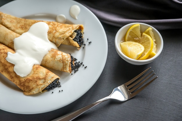 Crepes com caviar preto