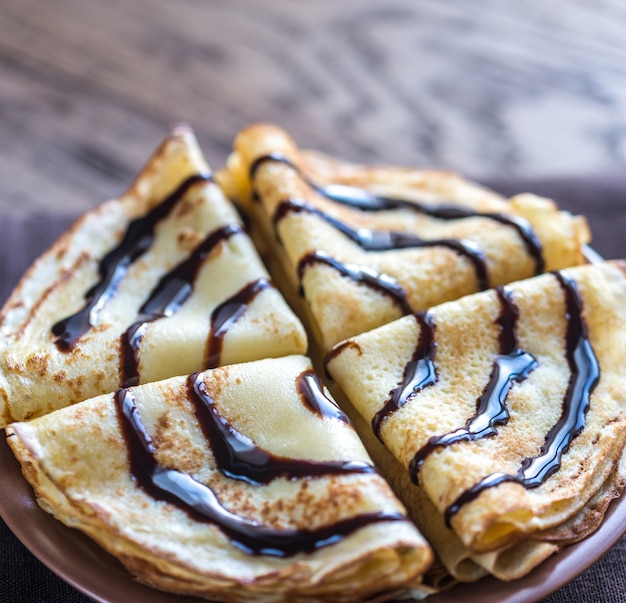 Crepes com cobertura de chocolate