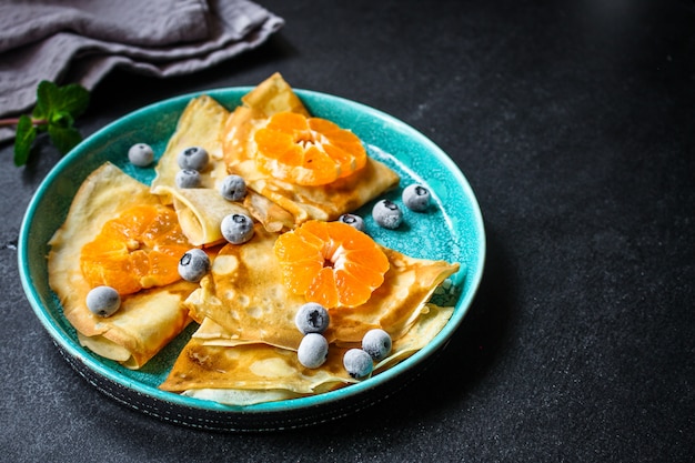 crepes com frutas cítricas, geléia e frutas